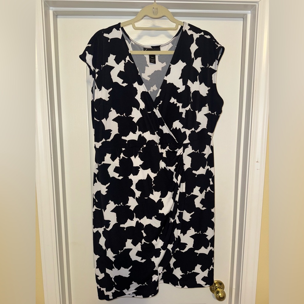 Lane Bryant Black/White V neck Faux Wrap Dress Sleeveless Size 18/20